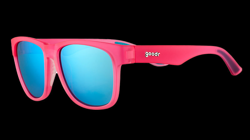 Visione di tre quarti di occhiali da sole rosa di forma quadrata, con lenti blu riflettenti.