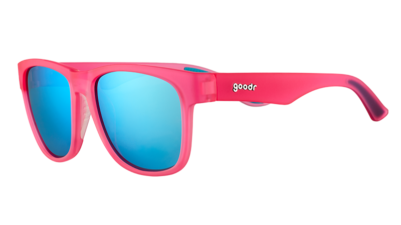 Visione di tre quarti di occhiali da sole rosa di forma quadrata, con lenti blu riflettenti.