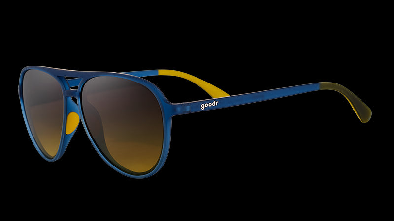 Vista di tre quarti di occhiali da sole aviator blu navy con lenti sfumate color ambra scuro.