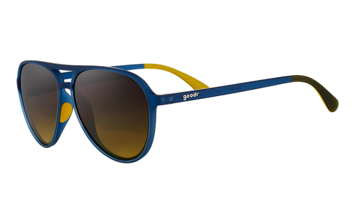 Vista di tre quarti di occhiali da sole aviator blu navy con lenti sfumate color ambra scuro.