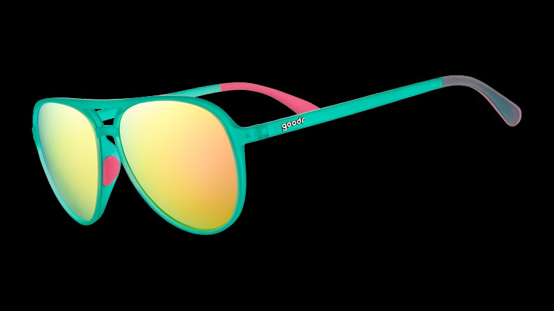 Vista di tre quarti di occhiali da sole aviator verde acqua con impugnature interne in silicone rosa caldo e lenti polarizzate rosa riflettenti.