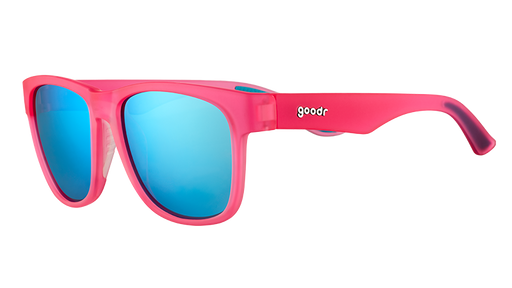 Visione di tre quarti di occhiali da sole rosa di forma quadrata, con lenti blu riflettenti.