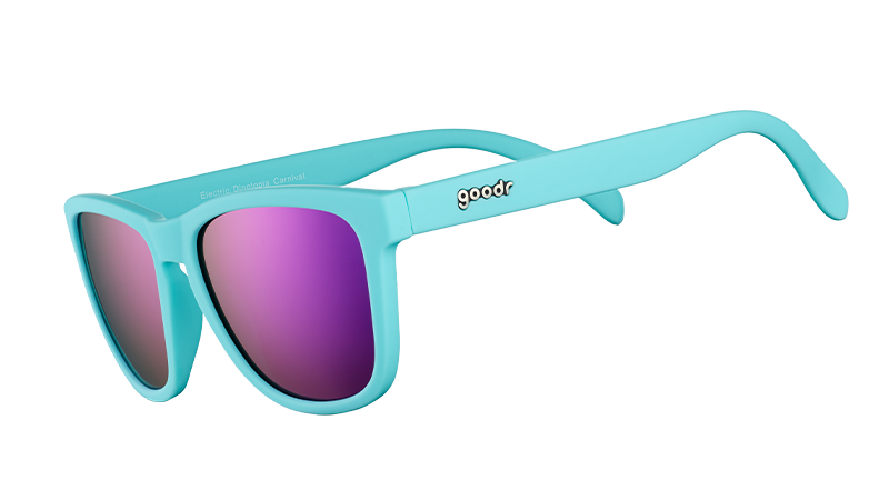 Vista di tre quarti di occhiali da sole blu baby con lenti polarizzate riflettenti viola.